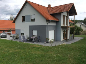 Haus mit Terrasse am Sonnenuntergang